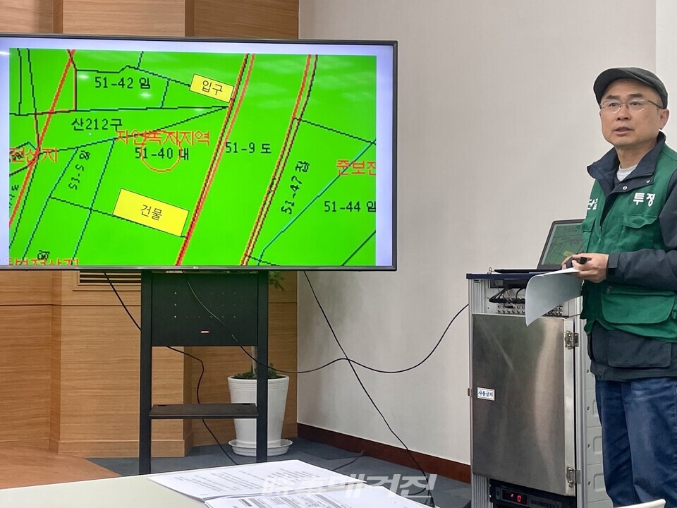 구서동 일대의 토지이용계획도를 설명하고 있다. (사진_정유희 기자)