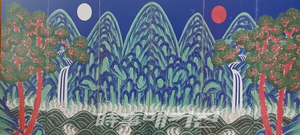 왕권 상징하는 일월오봉도