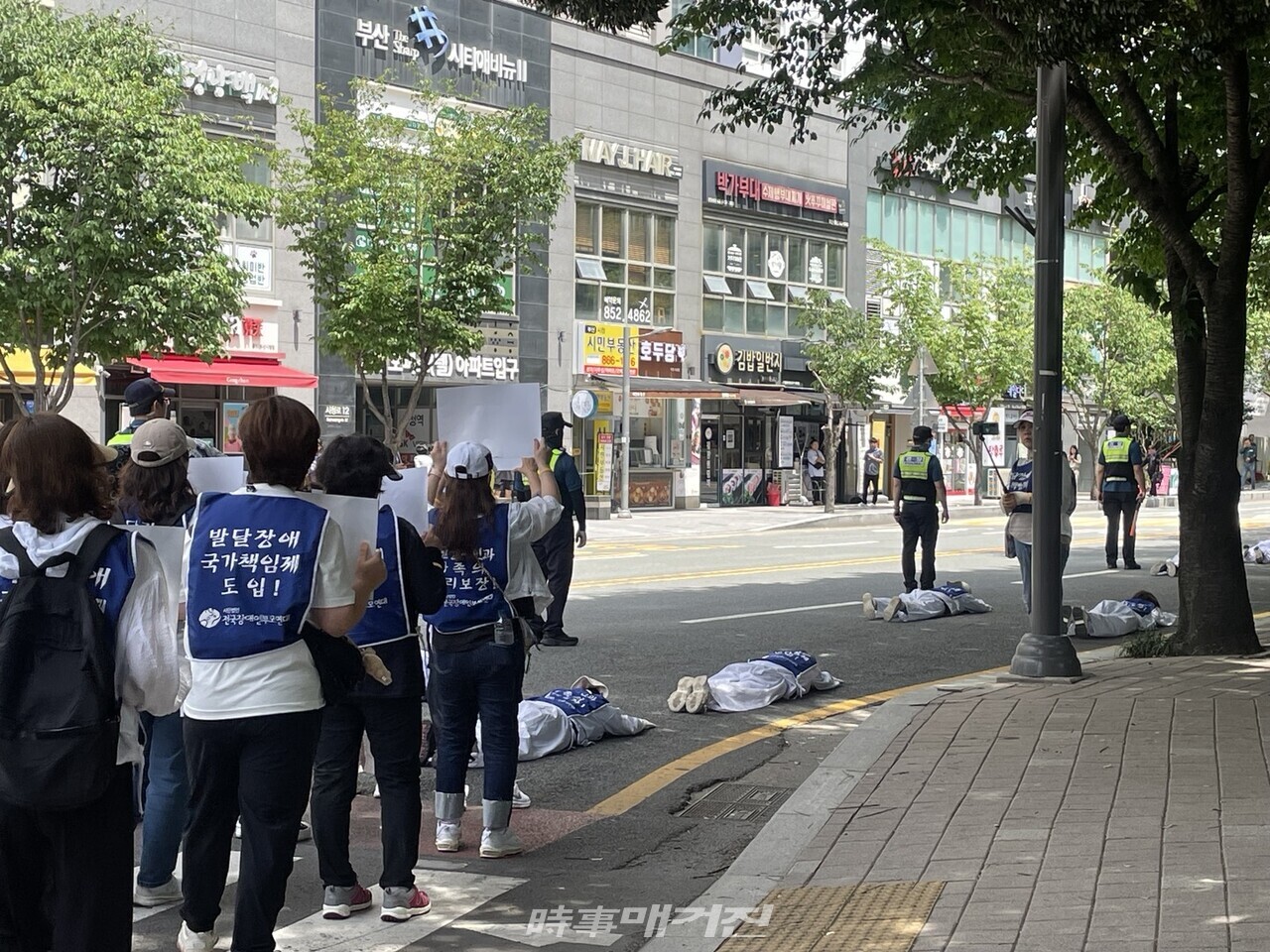 5일 전국장애인부모연대가 부산시교육청부터 부산시청까지 오체투지 행진을 하며 발달장애인 가정 생명 보호 정책 및 지원체계 구축을 촉구했다. (사진_정유희 기자)