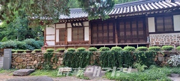 이원익 선생은 은퇴 후 관감당(觀感堂)에 머물며 학문 연구와 후학 양성 등에 관심을 기울인다. 그의 문하에서는 허목, 윤휴 등이 배출되었다.