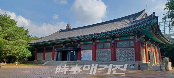 오리서원은 조선시대 대표적인 청백리 오리 이원익 선생의 청렴했던 삶과 소중한 흔적을 만나 보는 교육‧문화공간이다.