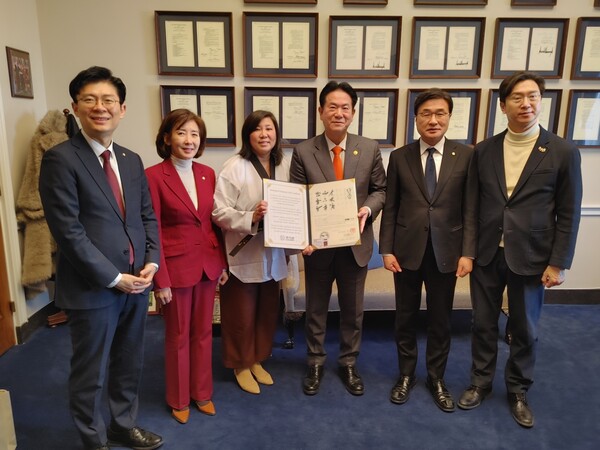 이동섭 국기원장(좌측부터 네 번째)이 그레이스 멩(Grace Meng) 하원의원(우측부터 네 번째)을 만나 태권도 저변확대와 발전에 힘쓴 공로를 인정, 명예 7단증을 수여했다. (사진_국기원)