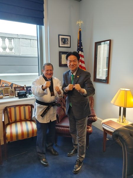 조 모렐(Joe Morelle) 의원과 이동섭 국기원장이 만나 환담을 나누고, 양국의 협력 의지를 재확인했다.(사진_국기원)