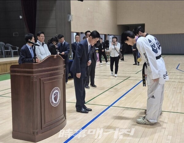 충청북도태권도협회(회장 송석중) 입상 선수들에게 메달을 수여하고 있다. (사진_이성만 기자)