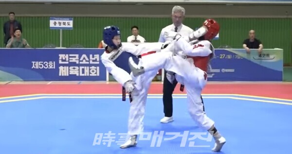 여자 12세 이하 부 –39kg 결승 청 충청북도 송예빈 홍 경기도 박시연 송예빈 선수가 왼발 상단을 공격에 적중하고 있다 (사진_이성만 기자)
