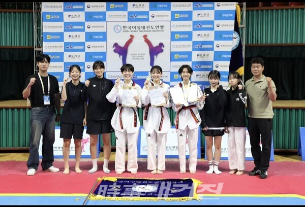 좌측 첫 번째 이준기 코치 우측 첫 번째 정대영 감독과 함께 시상식을 마친 후 기념촬영을 하고 있다.(사진_충북체육 중학교 제공)
