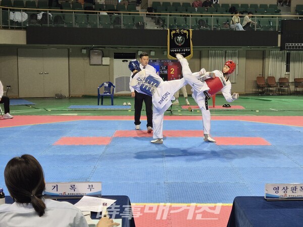 남자 고등부 8강 청 청주공고 안준현 홍 청주공고 신승빈 주심 이운연 심판 (사진_이성만 기자)