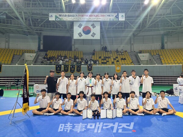 시상식을 마치고 기념촬영을 하고 있다. (사진_서원중학교 제공)