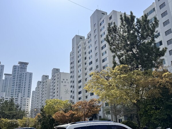대우마리나1.2차 재건축 추진위원회 준비 작업이 위기에 봉착했다. 추진위원장의 비리의혹과 자격상실 논란이 커지면서 추진위에 대한 소유주들의 감사 요구가 거세질 전망이다.(사진_독자제보)