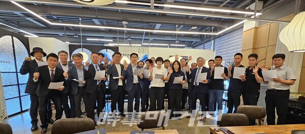 충청북도태권도협회 임원진들이 이사회를 마친 후 결의문을 낭독하고 있다.(사진_이성만 기자)