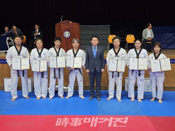 표창장 수여자들이 국기원 서진교 연수 처장과 기념촬영을 하고 있다. (사진_충청북도태권도협회 제공)
