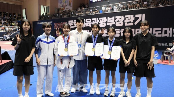 충북 체육 중학교 태권도부가 제36회 문화체육관광부장관기 태권도대회에서 여자 중등부 종합우승 후 기념촬영을 하고 있다. (사진_충북 체육 중학교 제공)