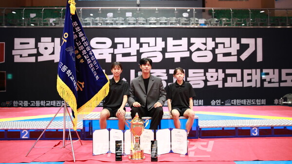 좌측부터 여자 중등부 최우수선수상 김유라 선수, 여자 중등부 최우수지도자상 이준기 코치, 여자 중등 1학년부 핀급 1위 신효원 선수가 기념촬영을 하고 있다. (사진_충북 체육 중학교 제공)
