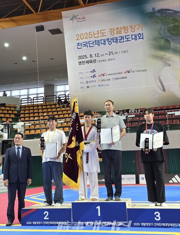 남자 중등부 종합시상 1위 청주중학교, 2위 강원체육중학교, 3위 사당중학교 기념촬영을 하고 있다. (사진_청주중학교 제공)