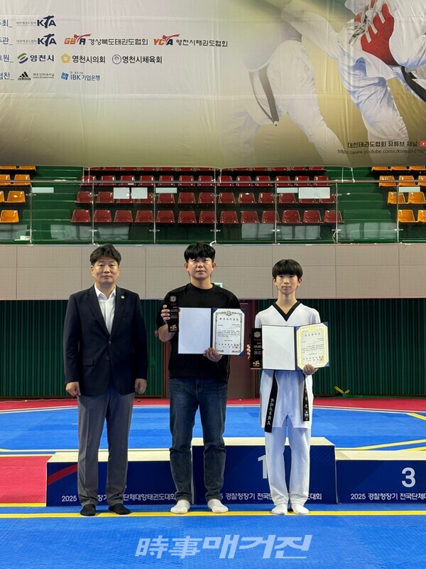 좌측부터 정문용 사무총장, 김창현 충북체육고등학교 코치 우수 지도자상, 관악고등학교 이동건 선수 우수 선수상 수상 후 기념촬영을 하고 있다. (사진_충북체육고등학교 제공)
