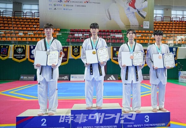 남자 고등부 밴텀급 시상 후 기념촬영을 하고 있다. (사진_충북체육고등학교 제공)