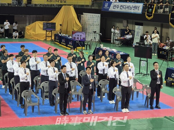 국기에 대해 맹세를 하고 있는 심판 임원진 (사진_이성만 기자)