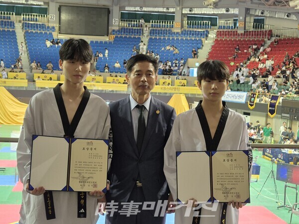 좌측 이준혁 선수와 우측 이은석 선수가 송석중 회장과 기념촬영을 하고 있다. (사진_이성만 기자)