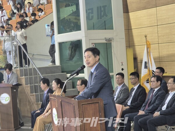 충청북도태권도협회 송석중 회장이 대회사를 하고 있다. (사진_이성만 기자)