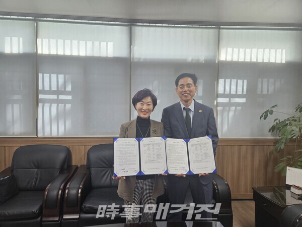 좌측부터 인구보건복지협회 충북·세종지회 조경순 회장, 충청북도태권도협회 송석중 회장 (사진_충청북도태권도협회 제공)