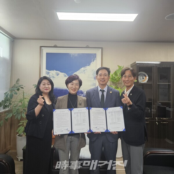 업무협약을 마치고 기념촬영을 하고 있다. (사진_충청북도태권도협회 제공)