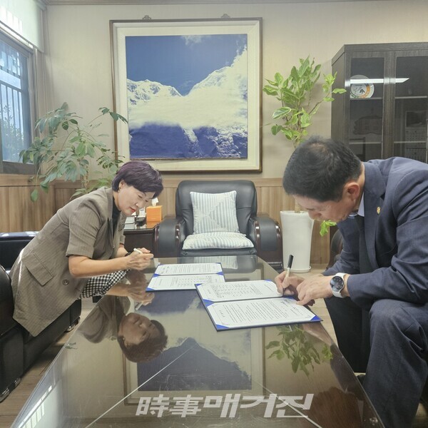 업무협약 서명하는 모습 (사진_충청북도태권도협회 제공)