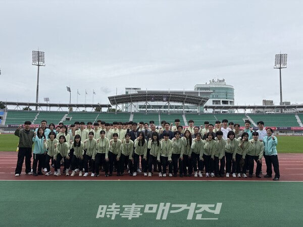 출정식을 마치고 선수, 임원이 파이팅을 외치며 기념 촬영을 하고 있다. (사진_충청북도태권도협회 제공)