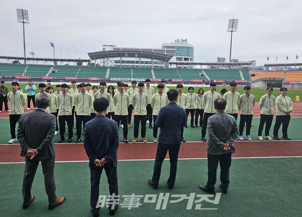 충청북도태권도협회 송석중 회장이 선수들에게 당부의 말을 전하고 있다. (사진_충청북도태권도협회 제공)