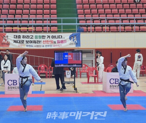 여자 고등부 2학년 품새경기 금강품새를 하고 있다. (사진_이성만 기자)