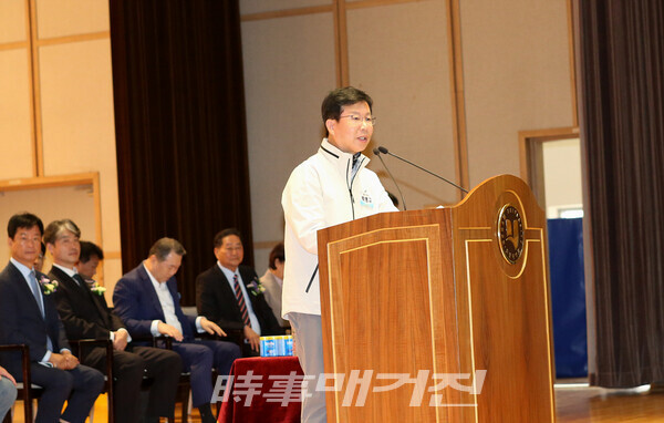 제 1회 2025광산구청장배 전국실버태권도대회 대회사를 하고 있는 박병규 광산구청장(사진_정연수 기자)