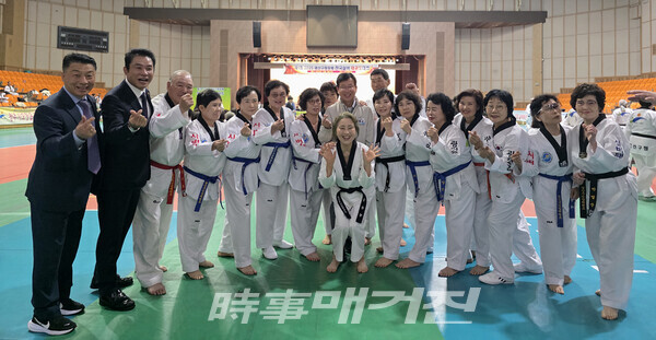 광산구 실버태권도회원들과 대회장에서 박병규 광산구청장(가운데)과 박병기 광산구태권도관장협의회장(왼쪽) 이동원회장(왼쪽 두번째) (사진_정연수 기자)