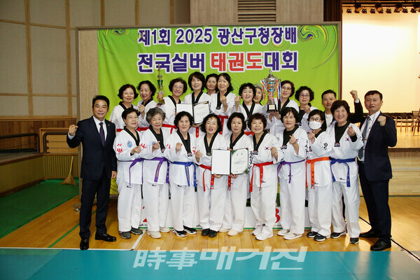 전종목 종합우승을 차지한 첨단사회복지관 입상 회원들과 이동원 회장(왼쪽), 임동대 강사(오른쪽), 노형철 강사(오른쪽 뒤)