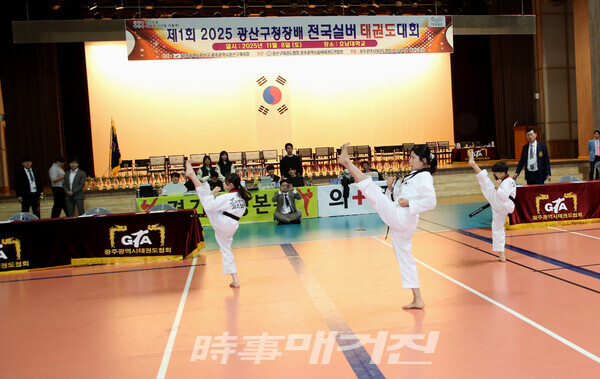 가족부에 참가한 할머니와 손자, 손녀 품새 시연 장면 (사진_정연수 기자)