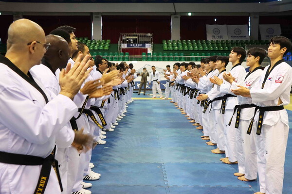 교육생들과 국기원 태권도시범단이 인사를 나누고 있는 모습.(사진_국기원)