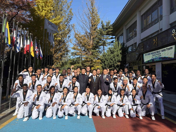 ‘2025 개발도상국 스포츠지도자 교육과정’ 폐회식 기념 촬영 모습. (사진_국기원)