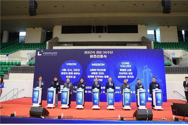 지난 11일 건축사사무소 광장(대표이사 신만석)이 성남실내체육관에서 창립 30주년 기념행사와 비전선포식을 개최하고 기념촬영을 하고 있다.(사진_광장건축)