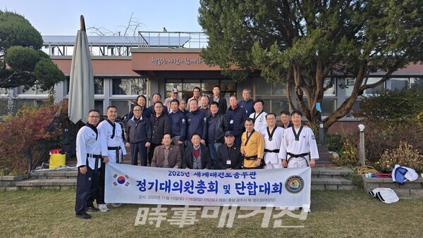 기본동작과 고단자 기본동작교육후 기념촬영을 하고 있다(사진_박종문 기자)