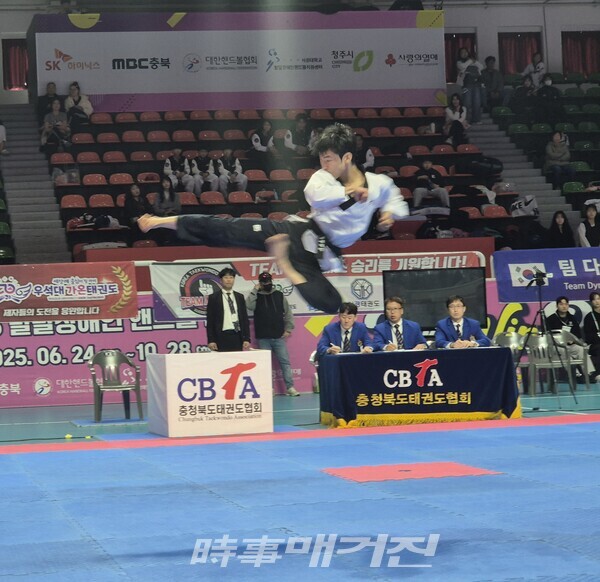 대학 일반부 자유 품새 시연을 하는 피어나라 태권도 이진표 선수 (사진_이성만 기자)