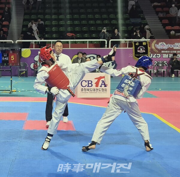 남자중등부 페더급 결승 청 서경중 장하성, 홍 영동중 김대훈 주심 임만수 심판 (사진_이성만 기자)