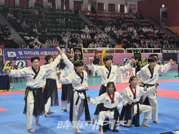 연합부 태권 체조 경기를 하는 국기태권도장 (사진_이성만 기자)