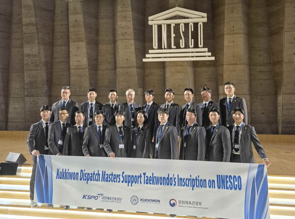 ‘2025 유럽·아프리카 대륙 보수교육’에 참가한 파견사범들이 유네스코 본부를 방문, 기념촬영을 하고 있다 (사진_국기원)