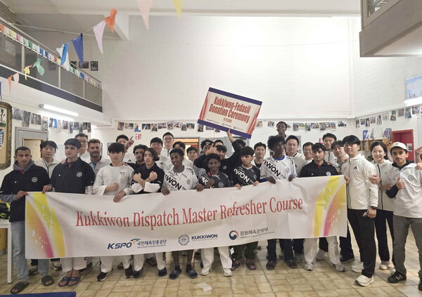 해외 파견사범들이 벨기에에서 가장 큰 난민센터를 방문, 태권도 용품 전달식을 가졌다 (사진_국기원)