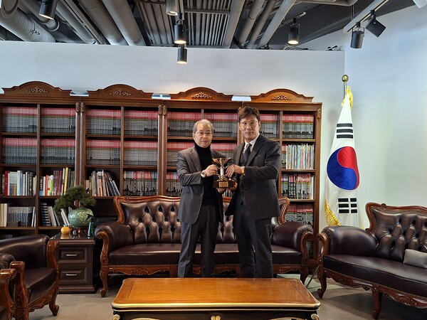 김길수 시사매거진 회장(좌)과 곽진국 헤리츠테일러 대표가 시사매거진 남산 사무실에서 업무협약 후 기념촬영 하고 있다. (사진_김지연 기자)