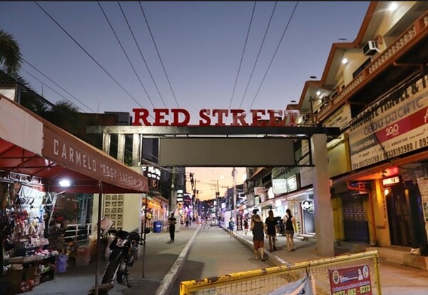 필리핀의 대표적 유흥·관광 밀집 지역인 레드스트리트 모습이다.(사진_제보자 제공)