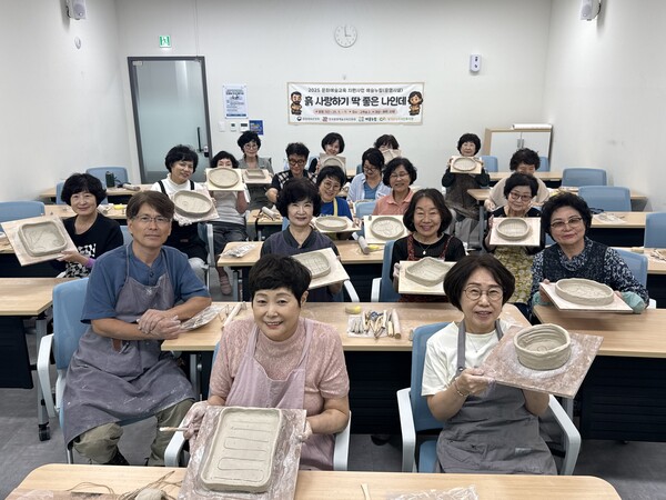 달성군남부노인복지관 도예 프로그램 '흙 사랑하기 딱 좋은 나인데'.(사진_달성군)