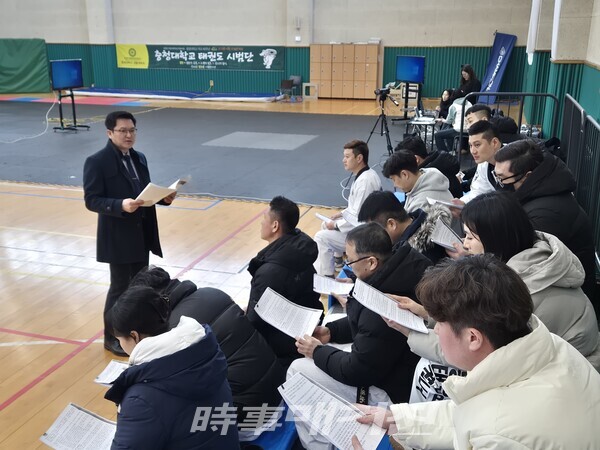 충청북도태권도협회 조정선 겨루기 심판 부위원장이 이론설명을 하고 있다. (사진_이성만 기자)