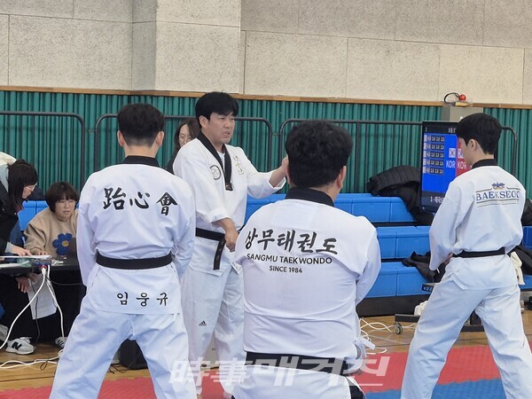 충청북도태권도협회 김인선 품새 심판위원장이 품새설명을 하고 있다. (사진_이성만 기자)