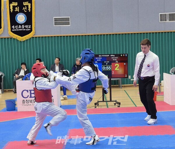 여자 초등부 –50kg 결승 제천 동명초등학교 금세아 홍 음성 남신초등학교 박서영 주심 이운영 심판 (사진_이성만 기자)