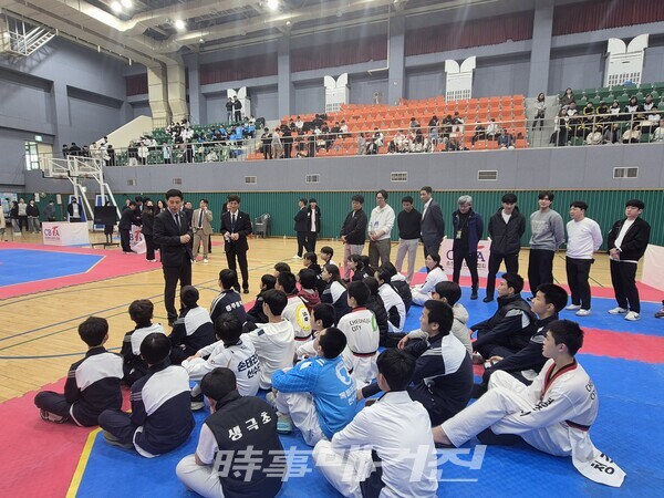 충청북도태권도협회 송석중 회장이 최종 선발된 선수들에게 당부의 말을 전하고 있다. (사진_이성만 기자)