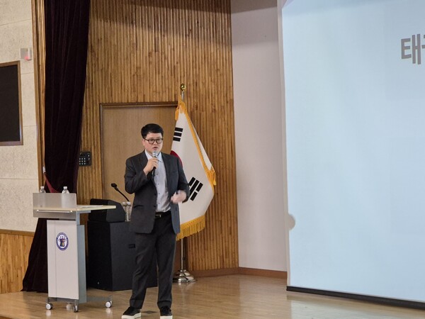한국체대 석사태권도 최재훈 관장이 발표하고 있다. (사진_이성만 기자)